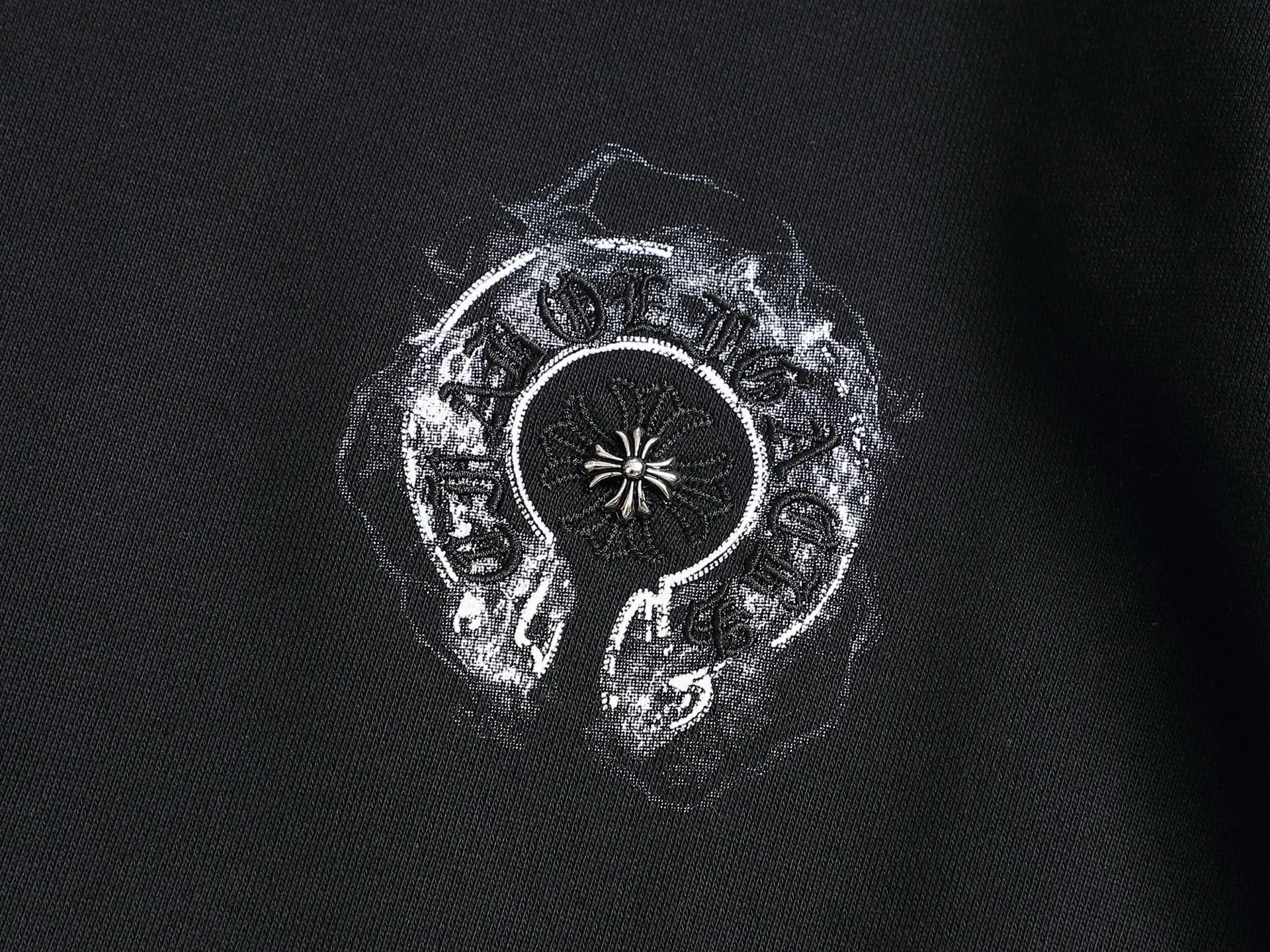 P250 Chrome hearts ch Chrome hearts cross horseshoe LOGO round-neck sweatshirt with thousands of needle embroidery crafts. Large version. Loose and stylish. The difference is the low version, the slim version, the upper body and the crotch. 100% commitment: top quality, not fast food. The highest version on the market. Top quality, 450 grams. 26 custom-dyed double yarn cotton, the same style for men and women, complete with three standards. Color: Black White Size: SMLXL
